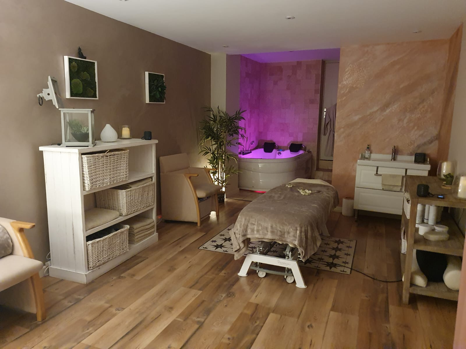 Cabinet de soin Mon Moment avec table de massage et balnéothérapie